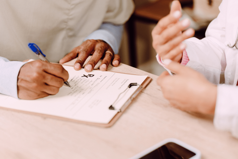 Signature d'un contrat de remplacement entre une infirmière libérale et un professionnel de santé