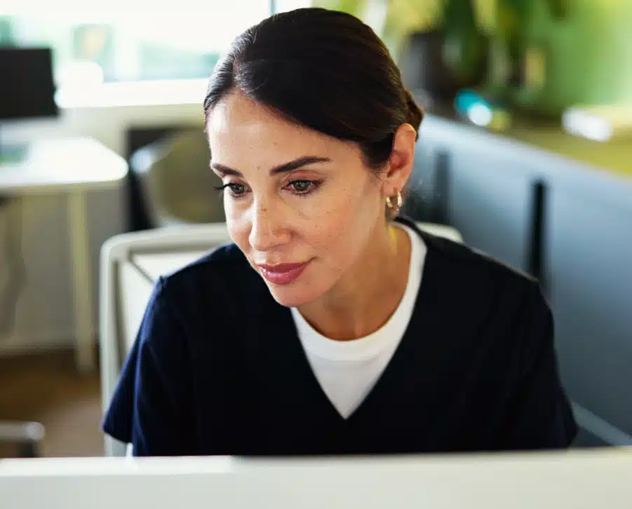 infirmière libérale consulte son espace URSSAF pour gérer ses cotisations Infirmière libérale consultant son espace en ligne URSSAF pour gérer ses cotisations