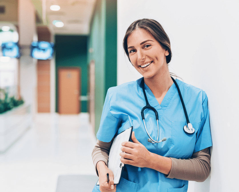 Infirmière libérale souriante en blouse bleue