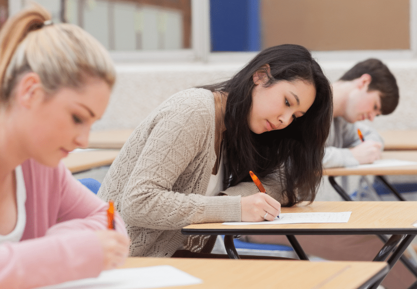 Personnes en reconversion professionnelle en train de passer l’épreuve écrite d’admission en école d’infirmiers