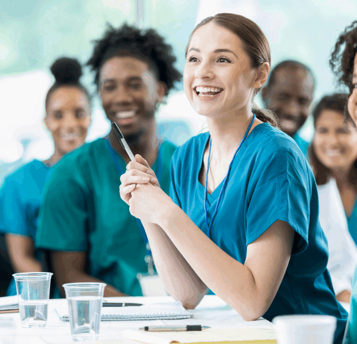 Groupe de personnes en reconversion professionnelle suivant une formation d’infirmier