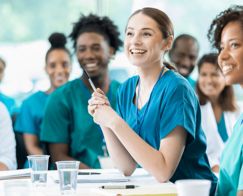 Groupe de personnes en reconversion professionnelle suivant une formation d’infirmier