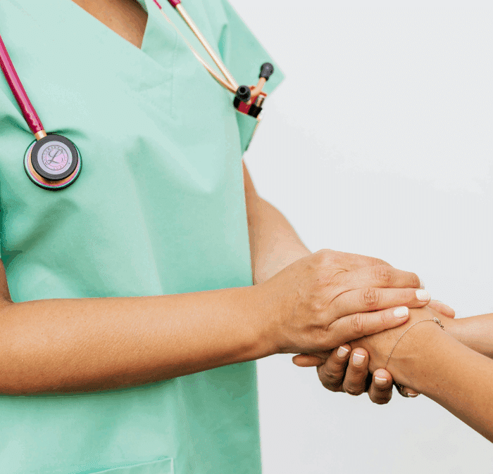 Infirmière libérale tenant la main d’une patiente — continuité des soins lors d’une cession de patientèle IDEL