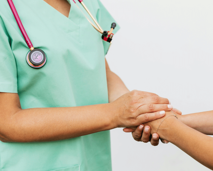 Infirmière libérale tenant la main d’une patiente — continuité des soins lors d’une cession de patientèle IDEL